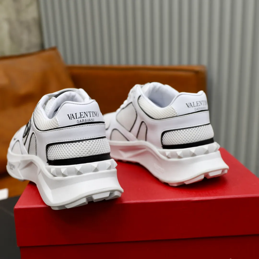 Ex-factory price: 460💰VALENTINO/Valentino 2025s men's latest low-top thick-soled sports shoes are shipped. Made with heavy industry, men's fine casual sports shoes, versatile style. Made of fabric mesh upper, rubber lines embellished with geometric segmentation upper, hand-sewn, novel and fashionable, rubber soles with rivet details on the front and back, VALENTINO GARAVANI LOGO printed on the side, and Valentino Garavani decorative inlay on the tongue. Logo, comfortable, breathable and durable on the feet! Comes with full original packaging! Code number: 38-39-40-41-42-43-44 (45 can be customized)